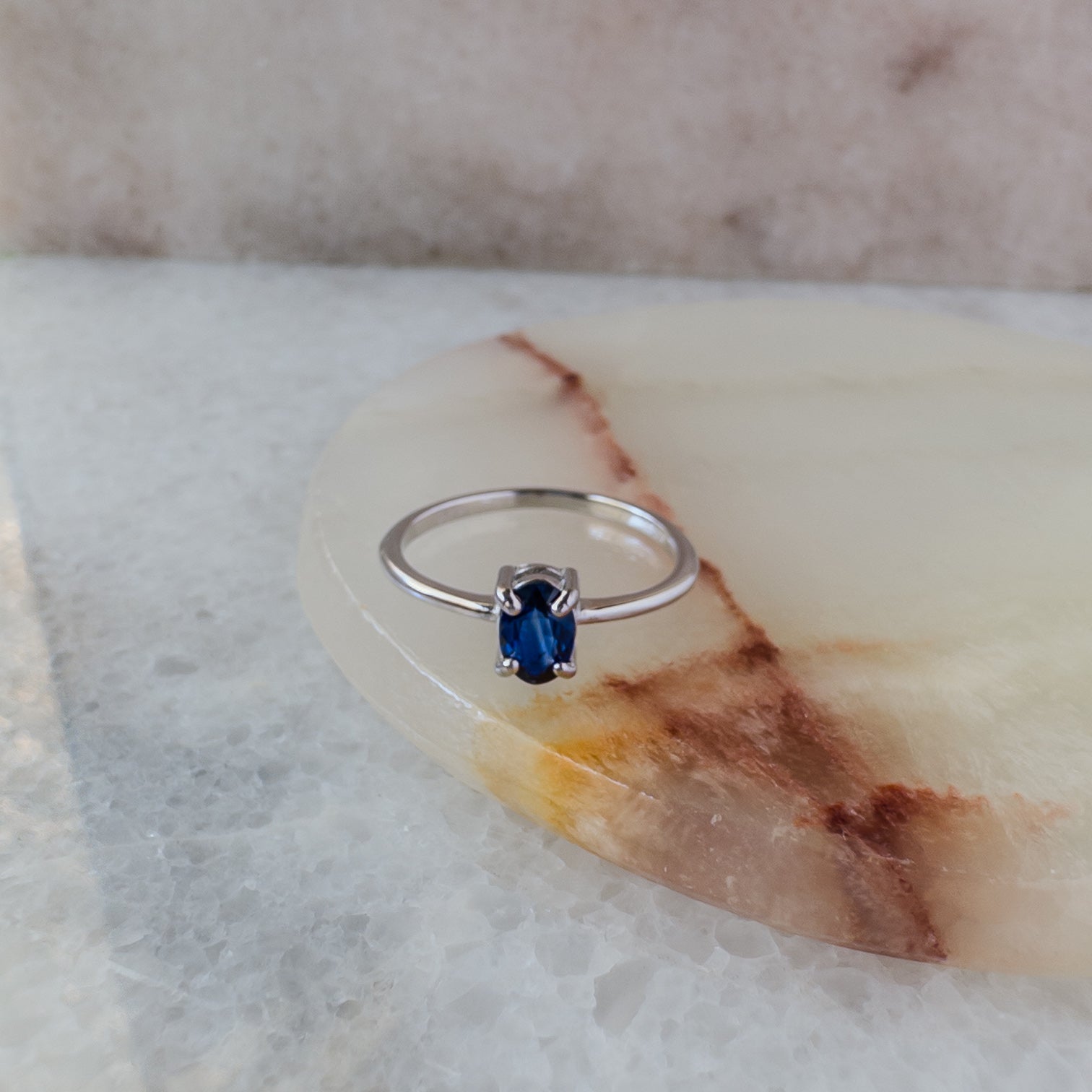 Anillo solitario de plata en forma oval con zafiro natural