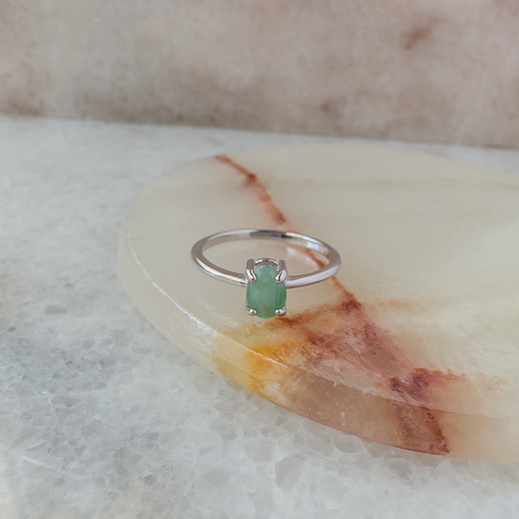 Anillo solitario de plata en forma oval con esmeralda natural