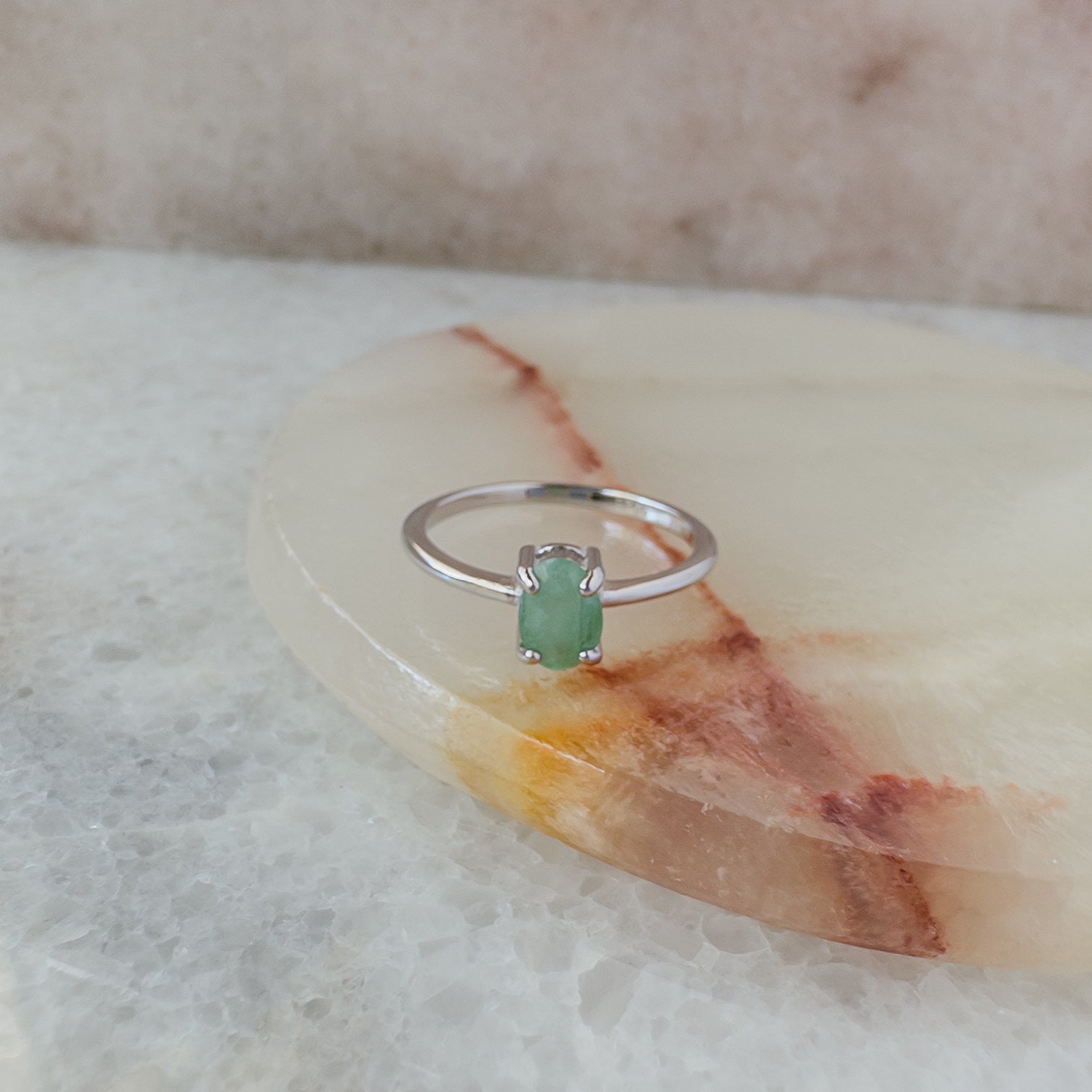 Anillo solitario de plata en forma oval con esmeralda natural