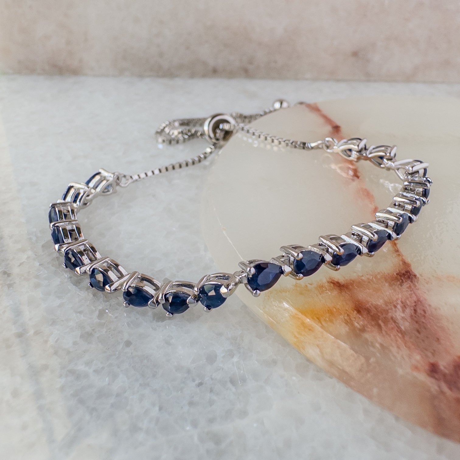 Pulsera de plata ajustable con zafiro natural en forma de gota
