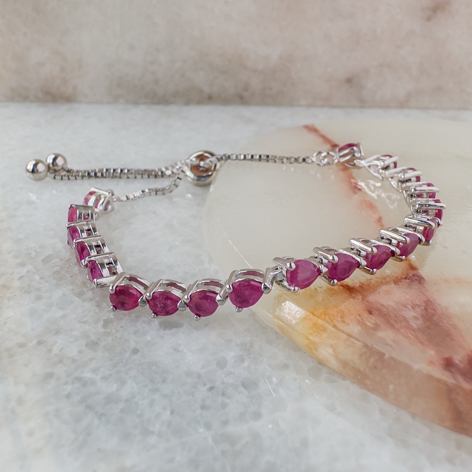 Pulsera de plata ajustable con rubí natural en forma de gota