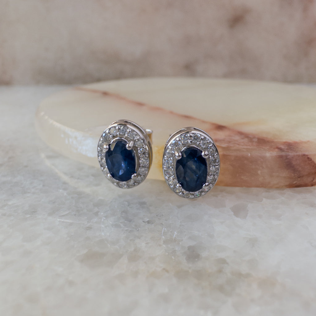 Aretes de plata con zafiro natural oval y halo de circonias