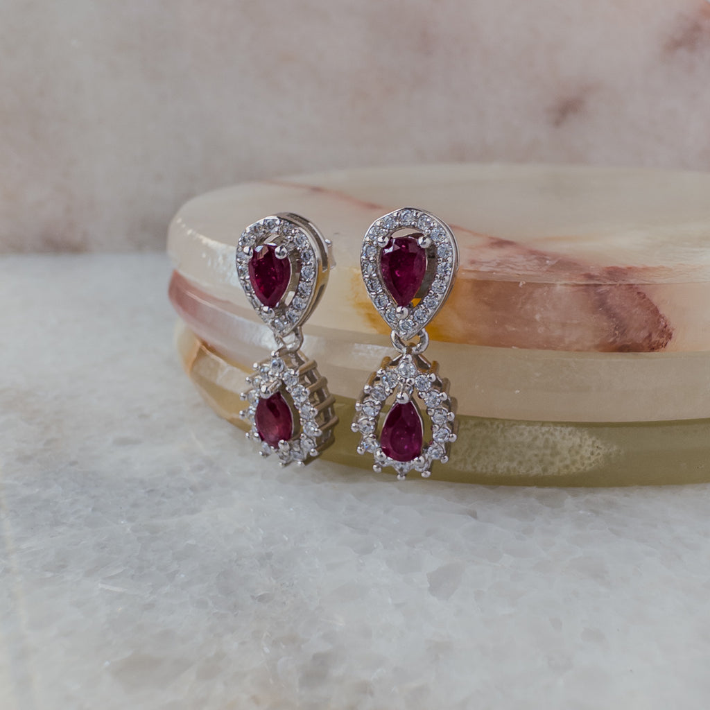 Aretes de plata con rubí natural doble gota y halo de circonias