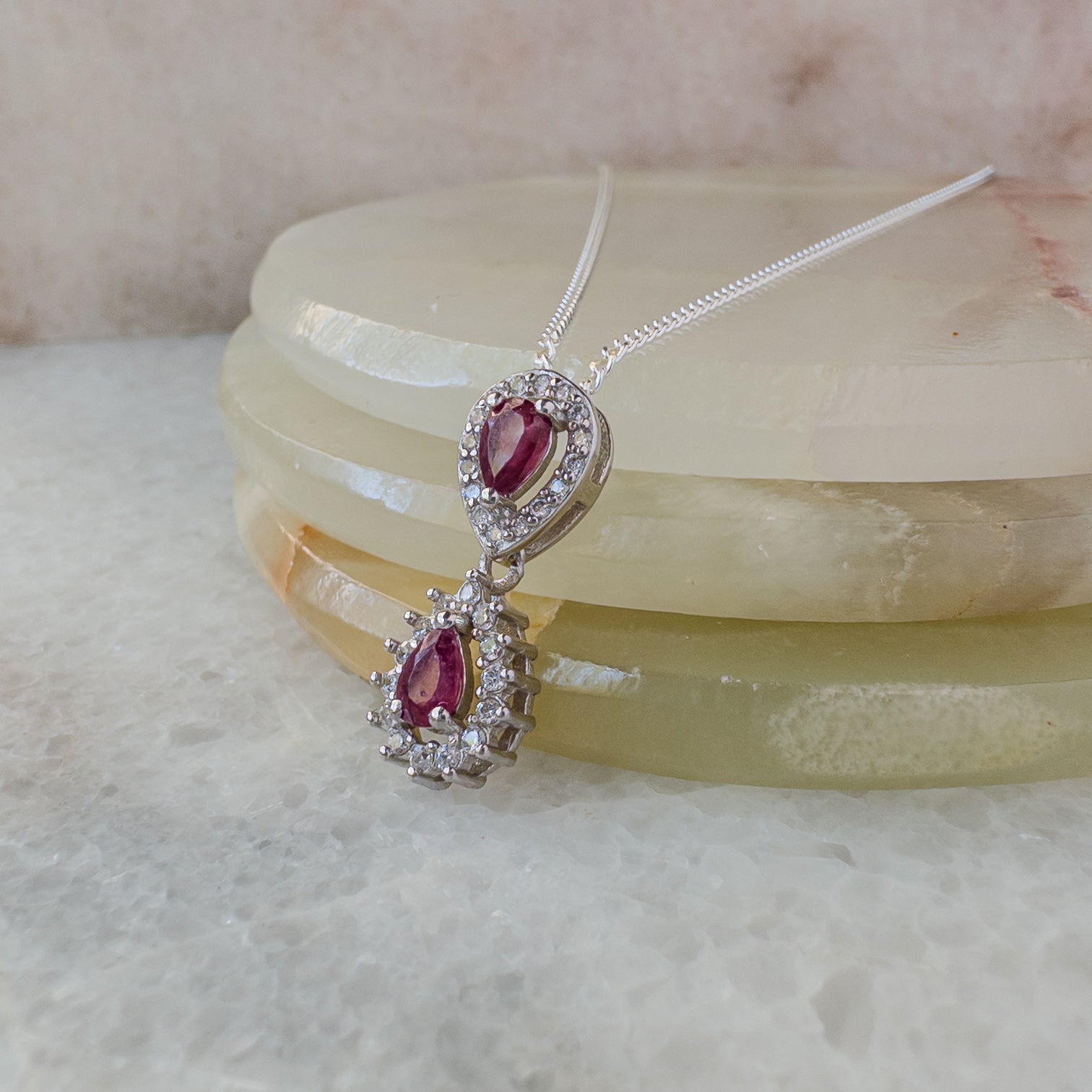 Collar de plata con rubies naturales doble gota con halo de circonias