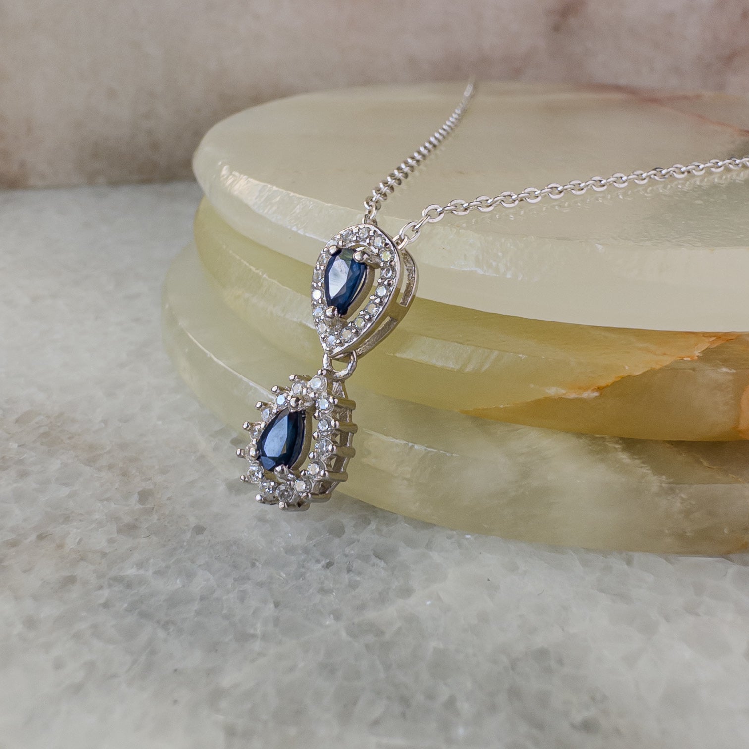 Collar de plata con zafiros naturales doble gota con halo de circonias