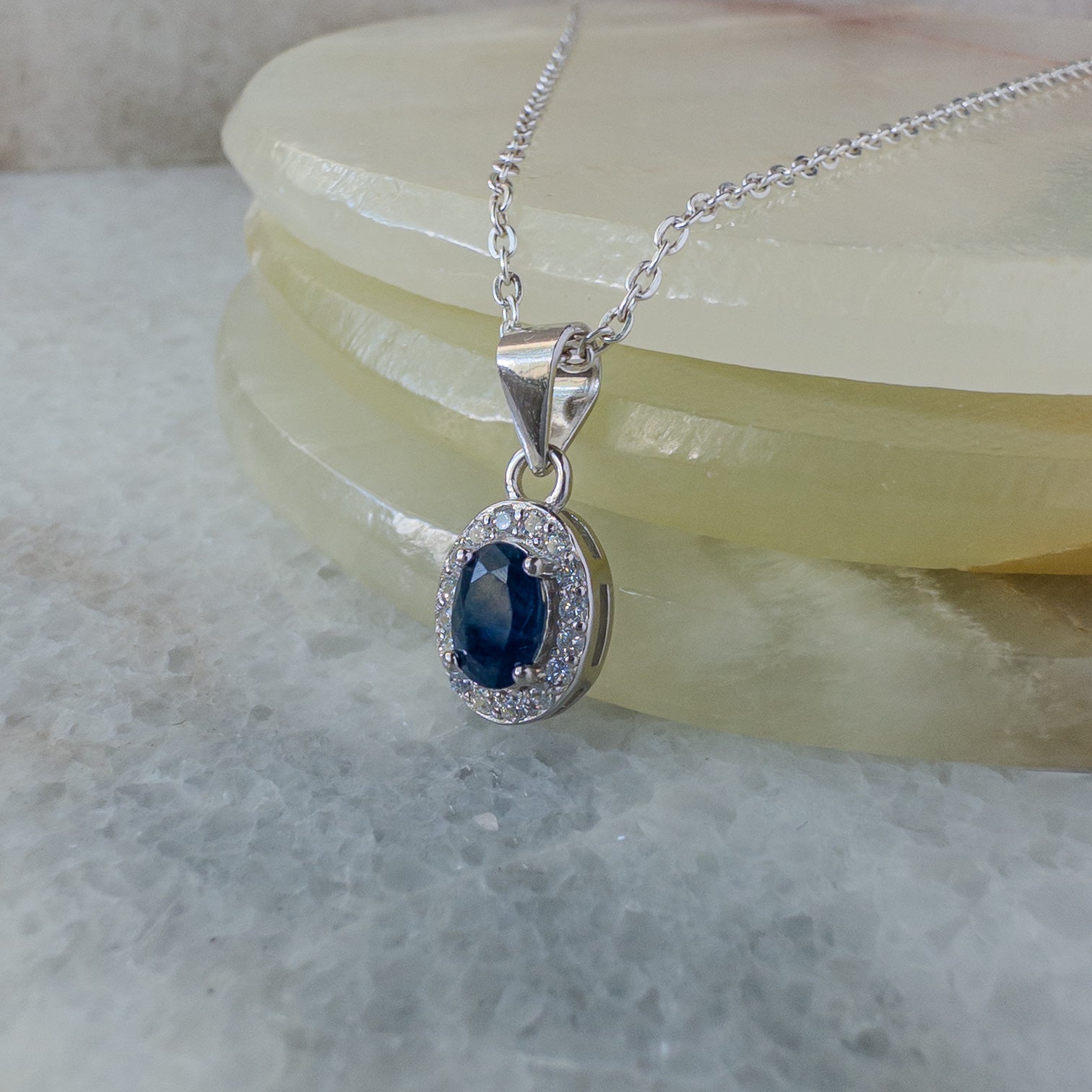 Collar de plata con zafiro natural oval con halo de circonias