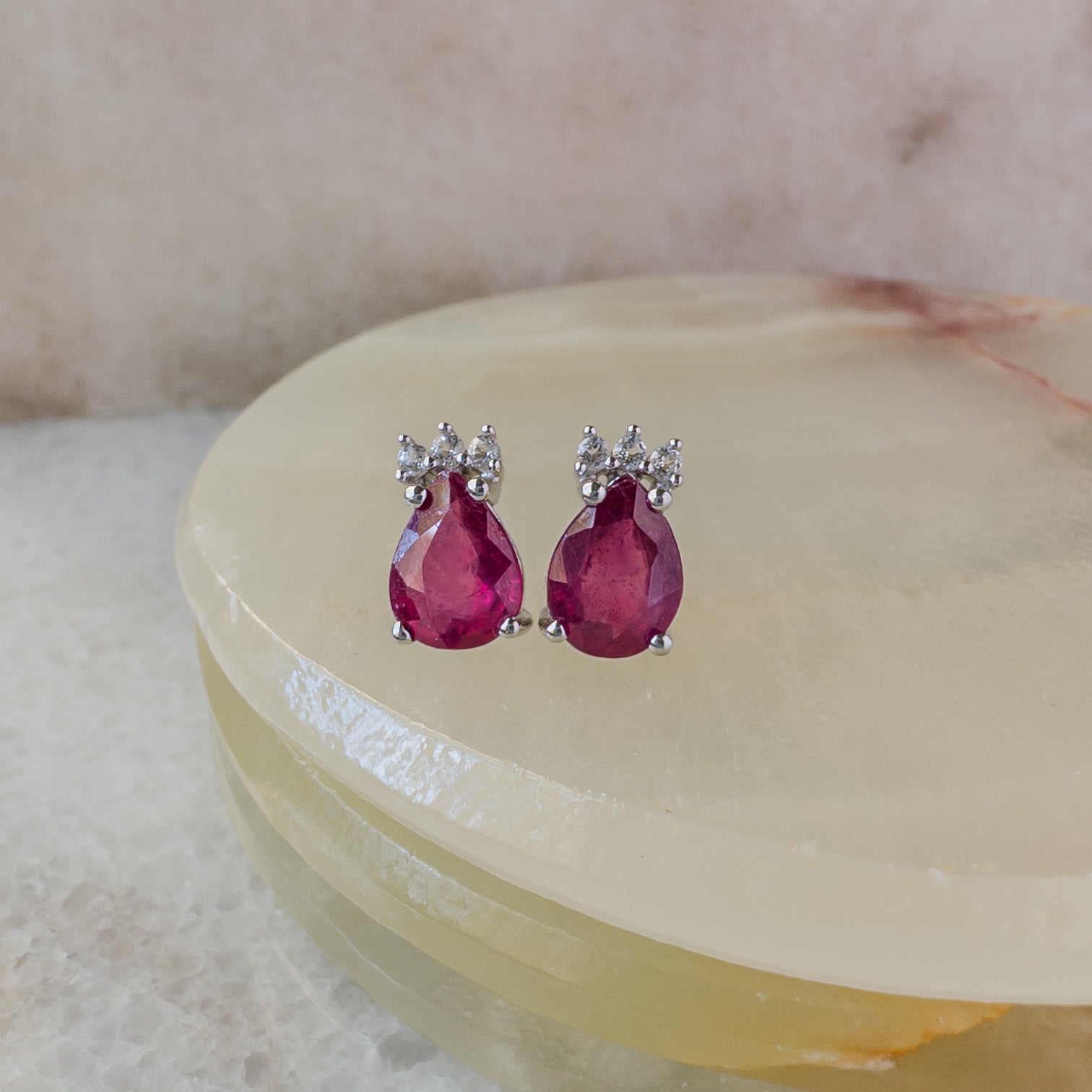 Aretes de plata con rubí natural gota y circonias