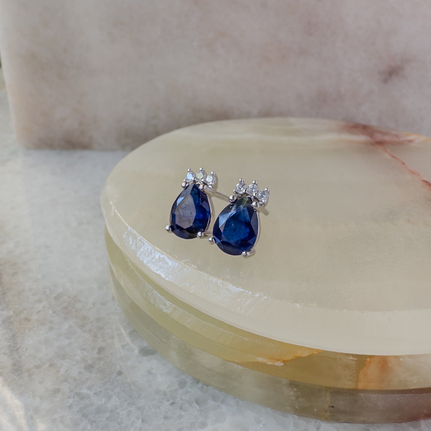 Aretes de plata con zafiro natural gota y circonias