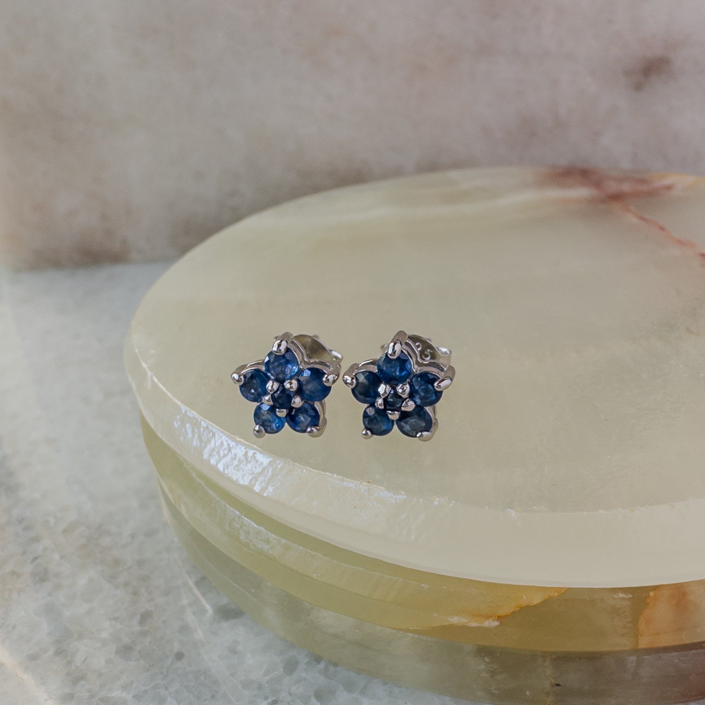 Aretes de plata con zafiro natural flor mini
