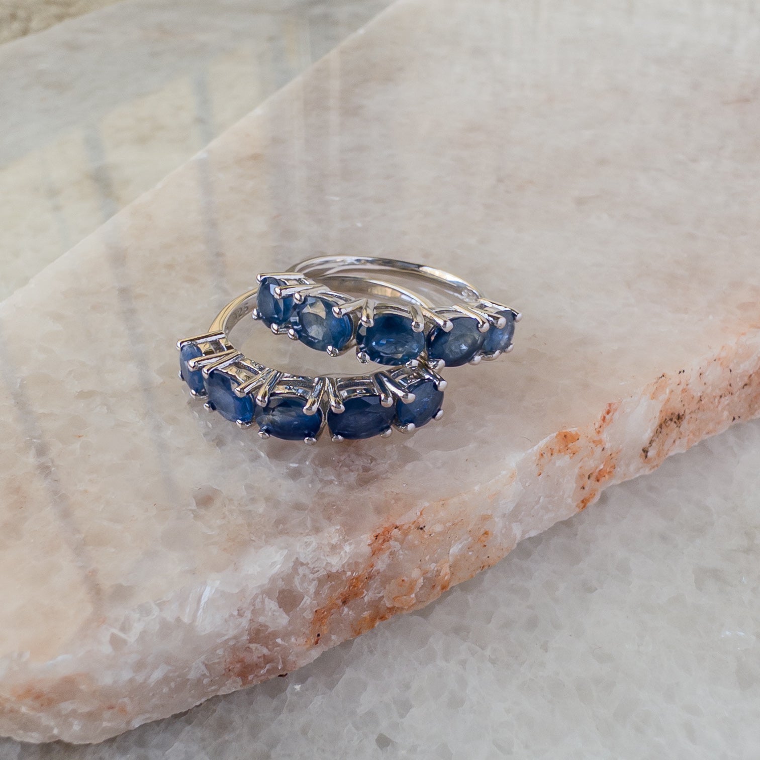 Media churumbela grande de plata con zafiro natural