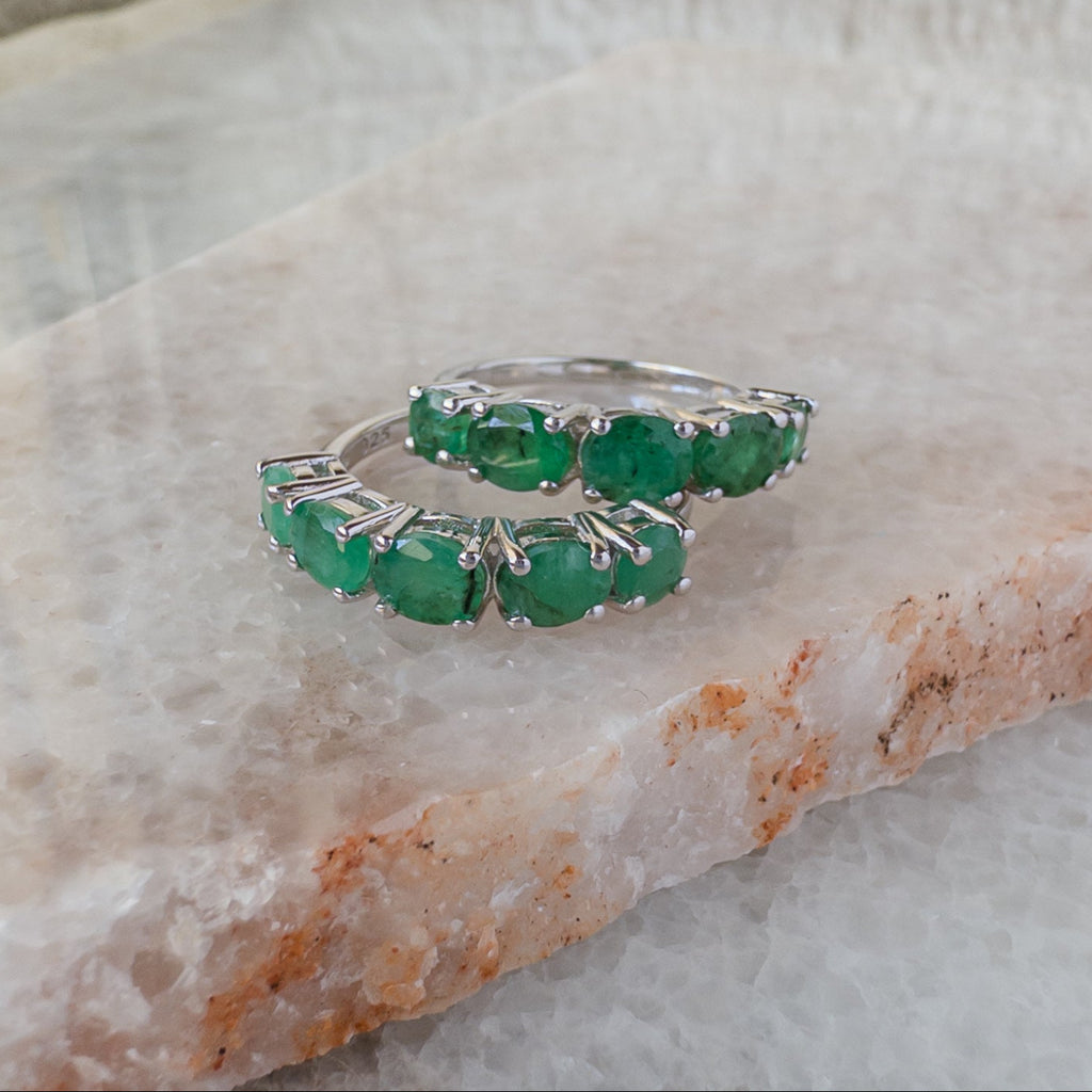 Media churumbela grande de plata con esmeralda natural