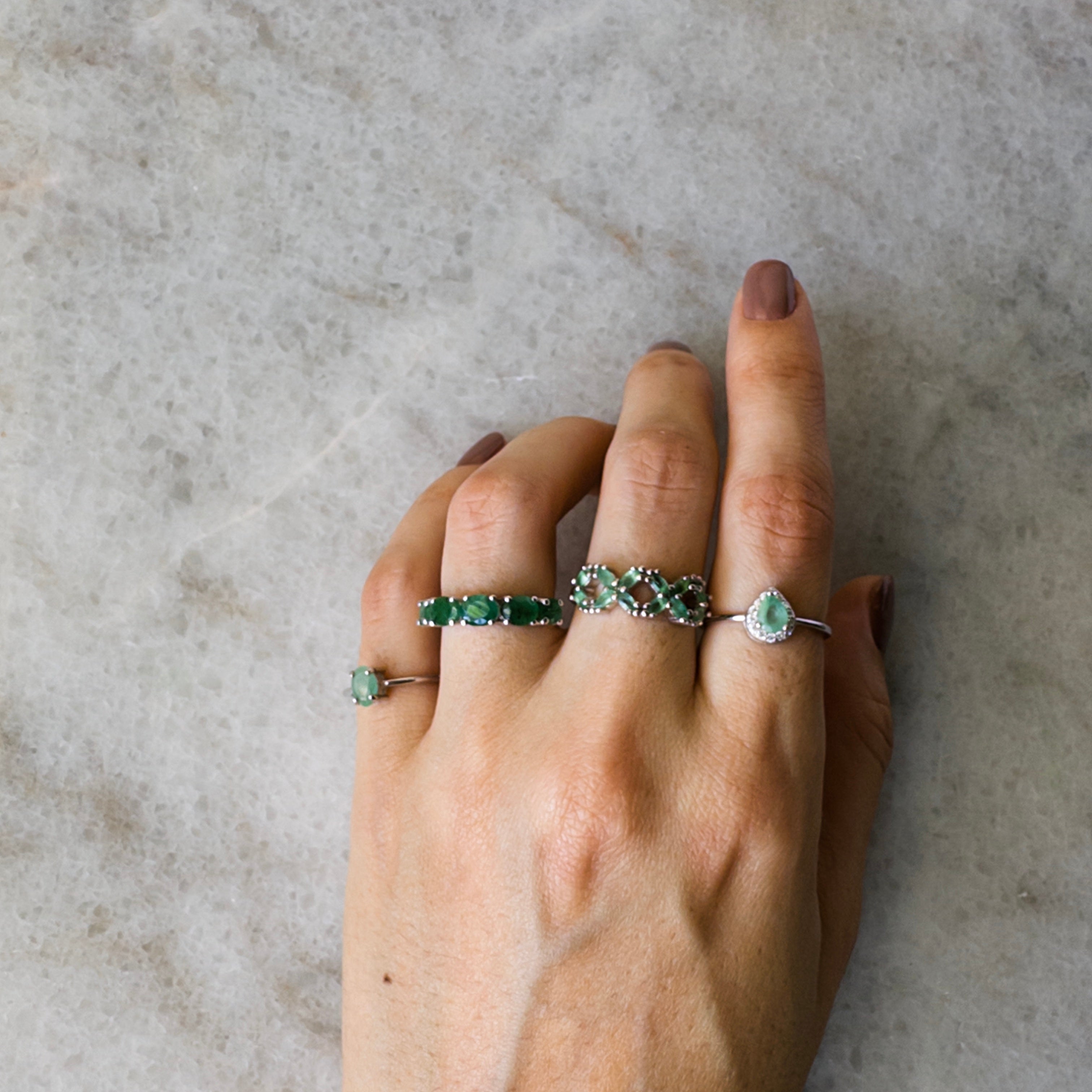 Media churumbela grande de plata con esmeralda natural