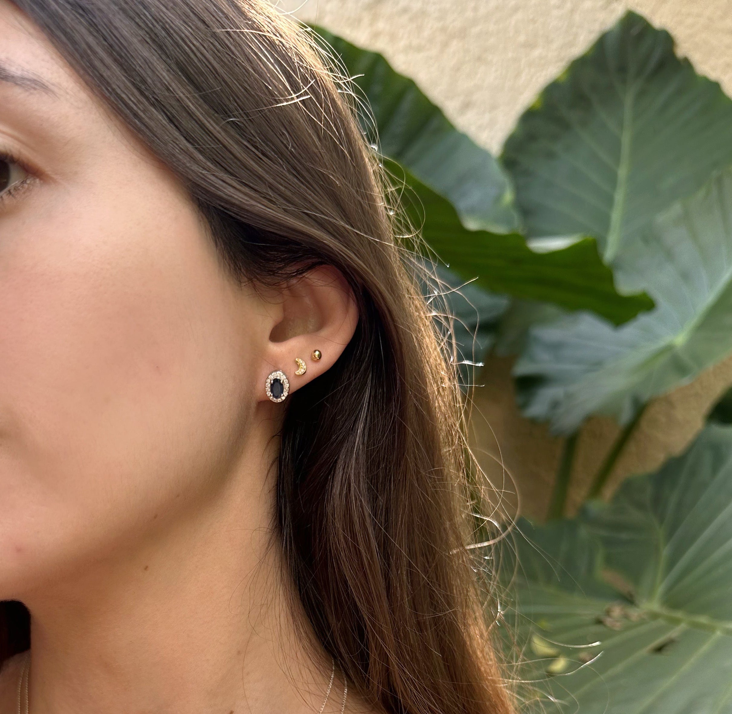 Aretes de plata con zafiro natural oval y halo de circonias