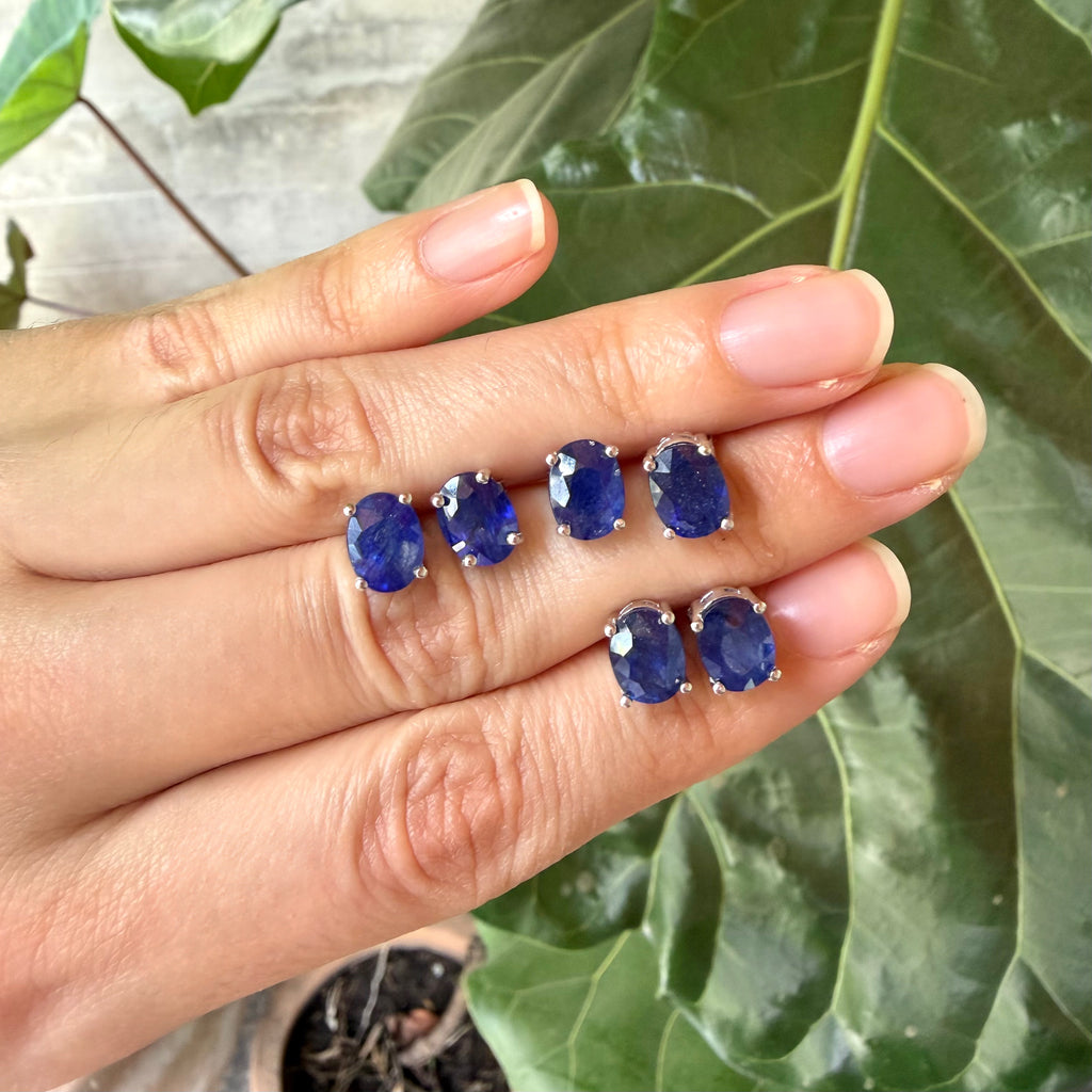Aretes oval de plata con zafiro natural